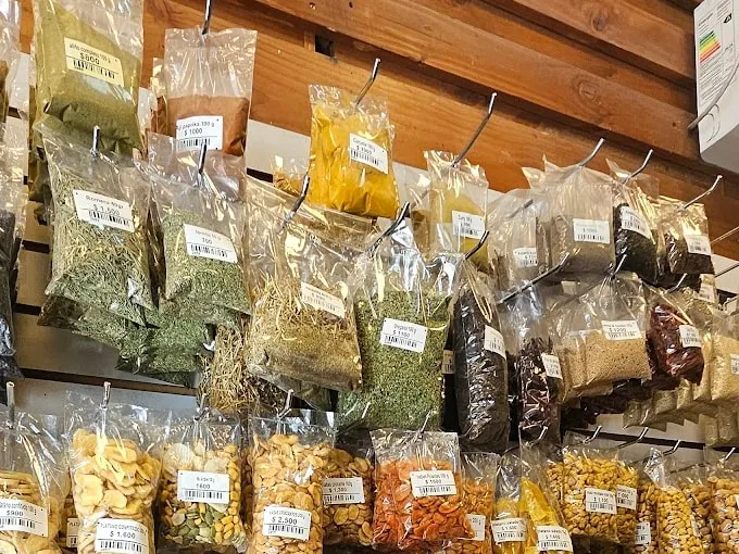 Bolsas de orégano, romero, cúrcuma y paprika colgadas en el muro